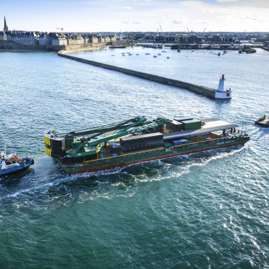 Arrivée barge St-Malo_drone © Jérôme Sevrette (3).jpg